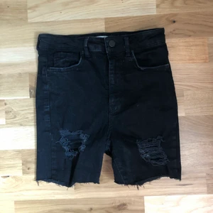 Högmidjade shorts  - Storlek 38/M, nyskick på dem. Skinny modell och anpassar sig efter midjans form 