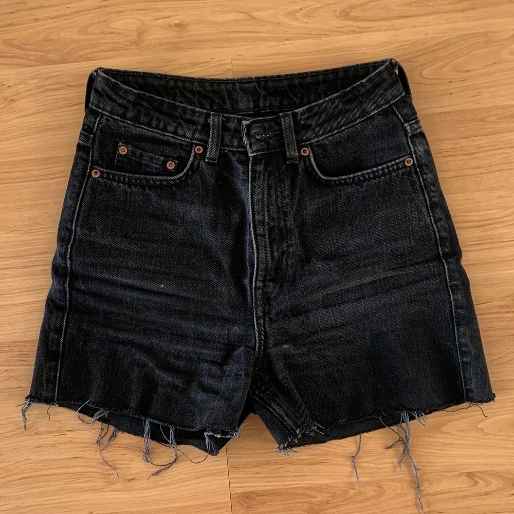Row jeans som jag klippt till shorts. Strl:25/32! Köparen står för fraktkostnaden😊. Shorts.