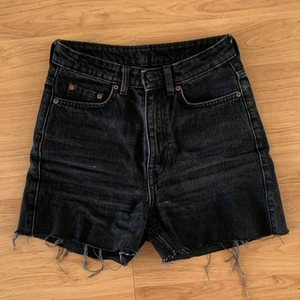 Weekday shorts - Row jeans som jag klippt till shorts. Strl:25/32! Köparen står för fraktkostnaden😊