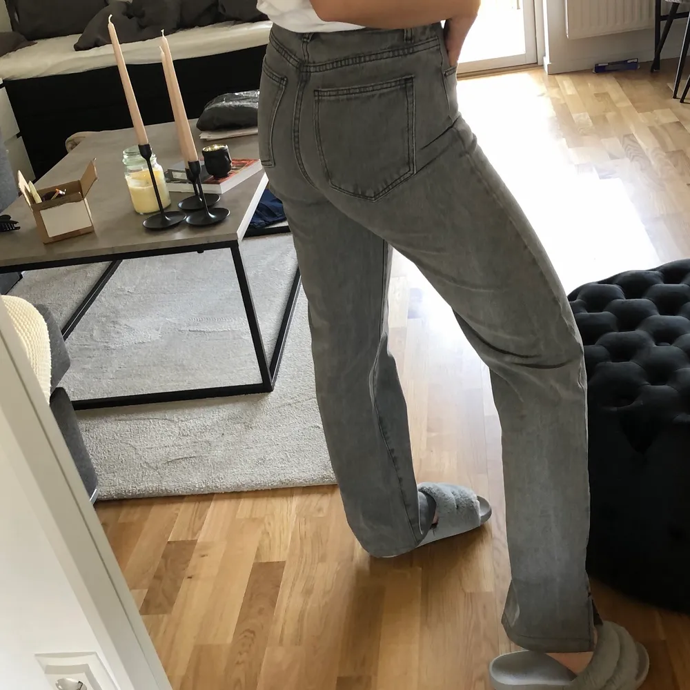 INTRESSEKOLL!! Älskar dessa jeans från PLT så är väldigt osäker på om jag ska sälja de, säljes vid bra bud isåfall. Köparen står för frakten, är 160!🥰. Jeans & Byxor.