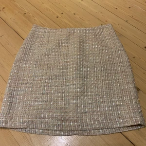 Kjol  - Fin kjol som sitter bra men tyvärr inte används. Storlek 36 men passar mig bra som har mellan 36-38. 