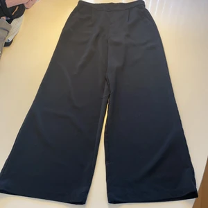 Utsvängda byxor  - Utsvängda byxor från veromoda, fladdriga, sköna och snygg passform. 