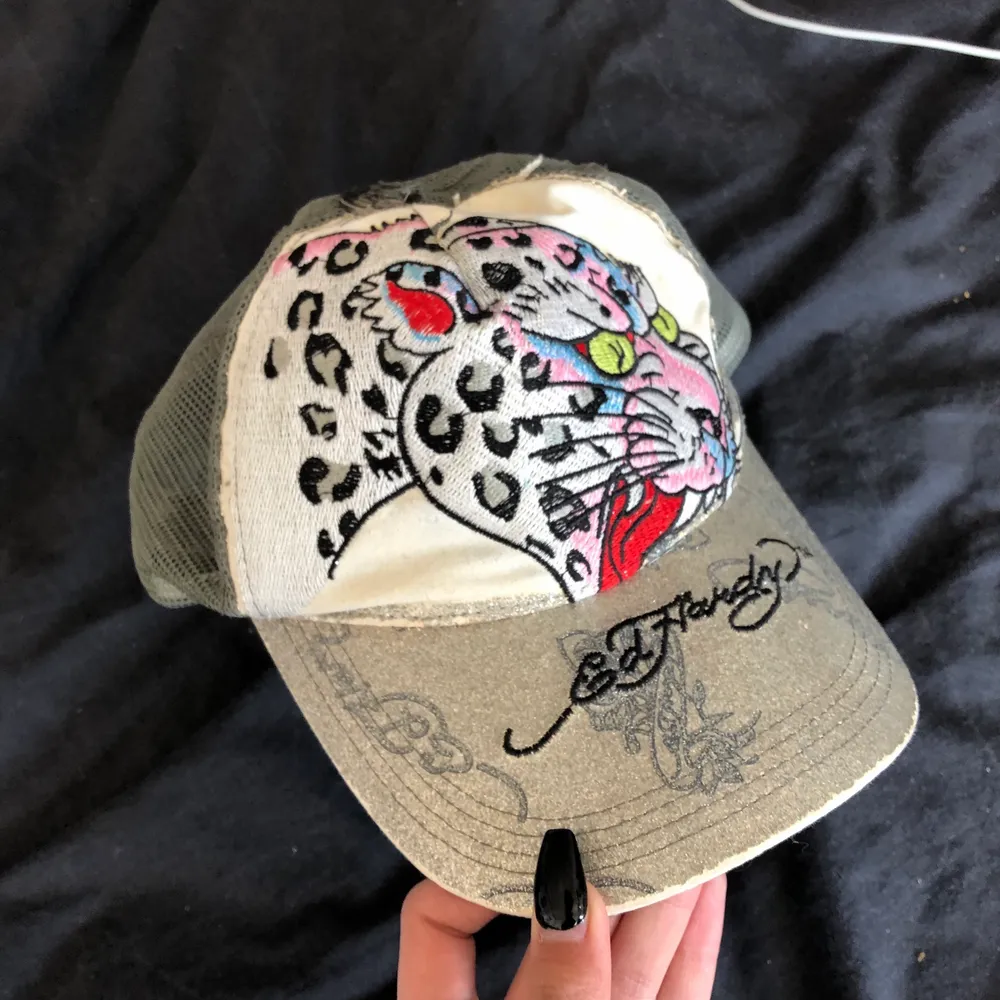 Suuupersöt y2k Ed Hardy keps som inte kommer till använding längre - den är dock lite använd, så inte helt i nyskick men den är inte trasig bara lite smutsig - därav priset! . Accessoarer.