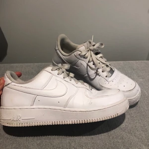 Nike air force - Säljer nu mina supersnygga air force skor! De är använda och därmed lite slitna som syns på bilderna. De är dock fortfarande i en fin vit färg då de är rengjorda. Skriv privat om ni vill ha fler bilder eller har frågor💞💞 Frakt ingår ej i priset:)