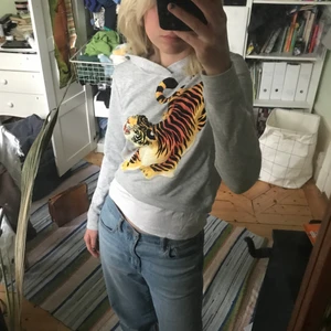 Tiger hoodie - Älskar trycket tycker dne e ganska ball men anvönder aldrig så tänkte sälja den!