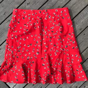 Röd blommig kjol, väldigt fin och somrig men som tyvärr blivit lite för liten. Använd 2 - 3 ggr. Strl: 34 