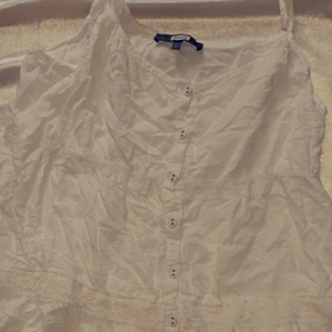 Linne från bikbok  - Linne från bikbok med knappar o fina volanger. Det  här även stälbara axelband. Köparen står för frakten, hör av dig vid frågor 🥰