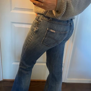  Lågmidjade jeans  - Jeans i bra skick storlek 29 sitter tajt intill kroppen, formar bra, bra material. Frakt ingår i priset.