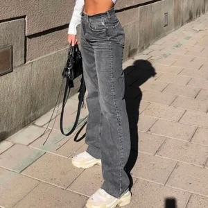 Zara jeans - Säljer nu dessa snygga grå/svartazara jeans i storlek 34, pga för lite användning💕 Haft dem sen i somras, och i ett väldigt bra skick! Går ner till hälarna på mig som är 172/173 cm lång!👌🏼Kan mötas upp i sthlm eller frakta💕 