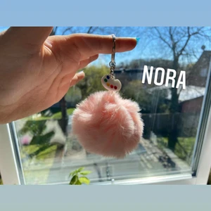 Nyckelring (Nora) - Rosa med en palett berlock 