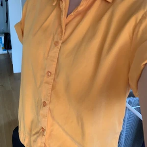 Whyred skjorta gul/orange - Oanvänd skjorta från Whyred i väldigt fin gul/orange. Kortare framtill. Storlek 34 men passar mig bra som vanligtvis har 36.