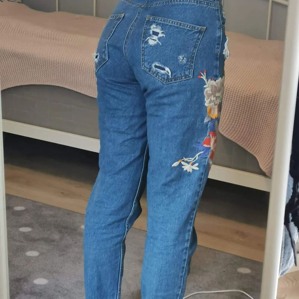 Jättefina vintage jeans i mörkblå färg med blommor. Jag säljer för att de inte är riktigt min stil. Bra skick. Betalning med swish . Jeans & Byxor.