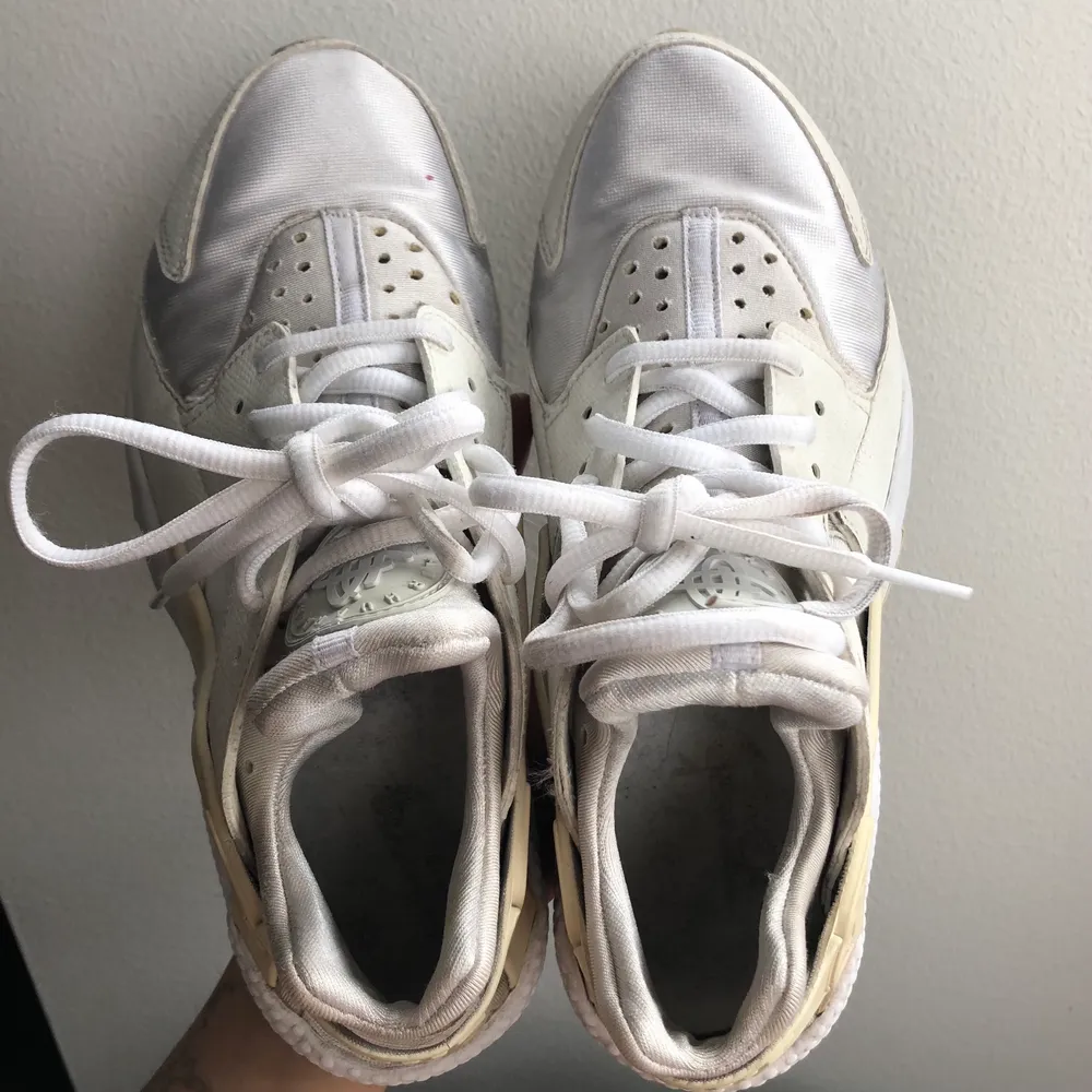 Bekväma benvita skor från Nike. Välanvända och därför säljer jag dem för en billig peng! Några små defekter på skorna men annars är de normalt begagnat skick! Medföljer kartong till skorna! Skriv till mig om du har frågor eller önskar fler bilder. (Köparen står för frakten) 🌸. Skor.
