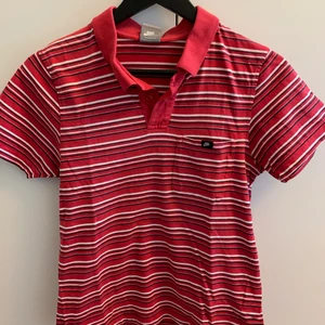 Pikétröja från Nike i strl S - Fin randig pikétröja från Nike som tyvärr inte kommer till användning. Tröjan är i strl s men passar flera storlekar beroende på hur man vill att den ska sitta. Skriv gärna om du har några funderingar!🌞🤎