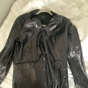 Apart kavaj glitter plaljätter - En snygg apart kavaj, med paljätter. Använd 1 gång på fest.  Mer info skriv i dm 