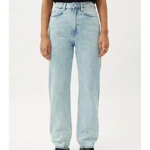 Weekday rowe jeans - Säljer mina rowe jeans från weekday då de inte längre kommer till användning! Storlek 28/32 i färgen aqua blue. Använda fåtal gånger! 🌷 köparen står för frakt.