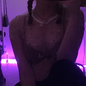 see-through blommig top - see through blommig top i strlk s från zaful!💕 den sitter väldigt tight på mig så skulle säga att den passar xs mer än s, men det funkar ändå!! meddela mig vid intresse och eventuella funderingar.🐇