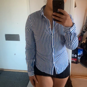 Skjorta asos  - Har använt ett par gånger men kommer inte längre till användning. Jätte fint skick men letar efter ny ägare. Sitter bra för M och S då man kan knyta där bak 