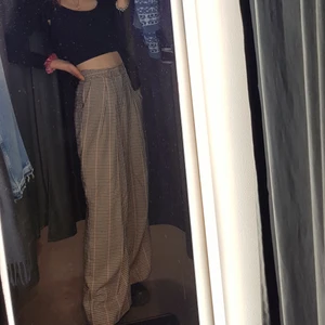 Carina Wester  - Säljer mina favorit byxor från Carina Wester, då dem inte längre passar mig. Dem är en bra längd (jag är 173) och dem ger en väldigt cool Harry Styles vibe