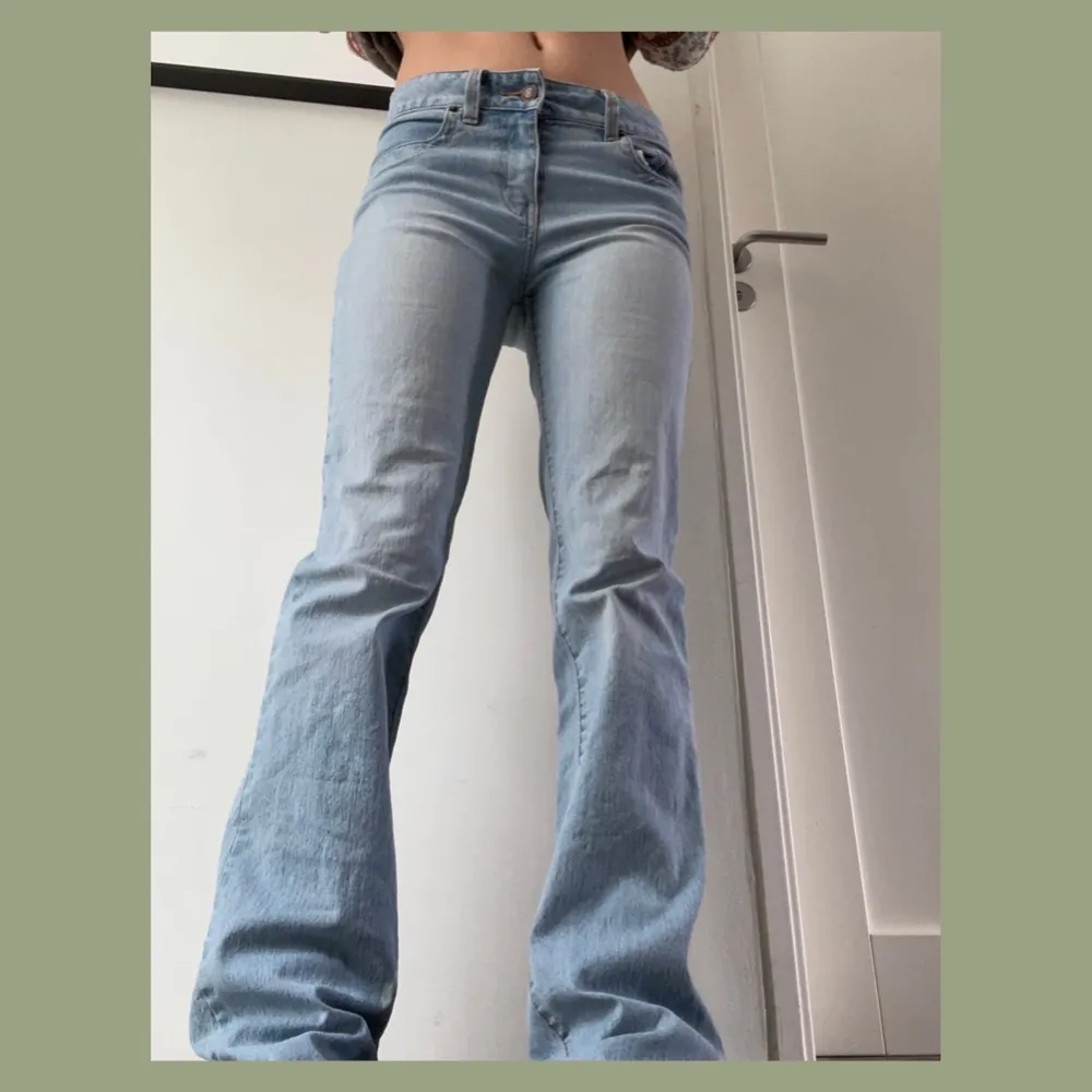 Lowwaist jeans i strl 34 som aldrig använts🌼 Har en jätteliten blek fläck på benet men som man ser i bild 1 syns den knappt :) Går över hälarna på mig som är 160 så går att sy upp. Frakt = 96 . Jeans & Byxor.