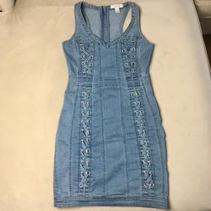 Stretchig jeansklänning  - Använd fåtal gånger, bra skick. Stretchig och normal i storleken. 