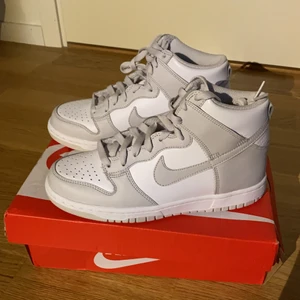 Nike dunk high ”vast gray” - Helt nya Nike dunk highs i storlek 38. Skick är 10/10, aldrig prövade och har endast tatt de ur boxen för bilder. 