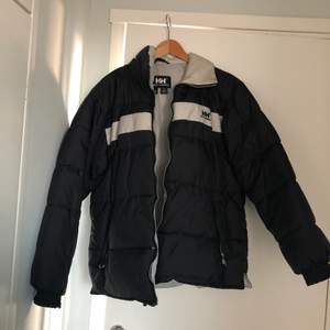 Hej hej! Säljer min äkta Helly Hansen puffer jacket. Köpte den i vintras på humana second hand för 500 kr.  Väldigt varm och gosig och passar till allt. Säljer den då den inte används. Priset kan alltid diskuteras och jag skickar inte plagget med post då det är för riskabelt. KAN MÖTAS UPP I LUND ELLER MALMÖ. 