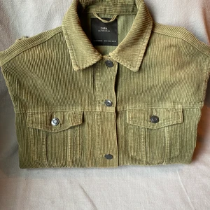 Overshirt/jacka - Skitsnygg jacka/overshirt i grön Manchester. Använd men i fint skick. Köparen står för frakten ✨