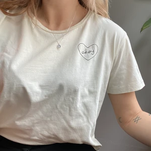 Gräddvit tshirt från Samsoe Samsoe - Supergullig tisha! Broderat tryck. Storlek L men ganska liten i storleken. Sparsamt använd, gott skick! Köparen står för frakten ✨