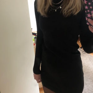 Klänning - Jättesöt svart stickad klänning som är helt oanvänd! Prislappen sitter kvar.💖💖 nypris var 350