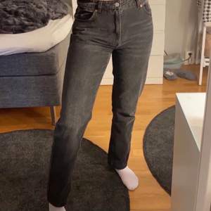 Raka svarta jeans från monki💗💗 knappa använda (nyskick använda 2-4 gånger).