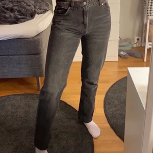 Jeans monki - Raka svarta jeans från monki💗💗 knappa använda (nyskick använda 2-4 gånger).