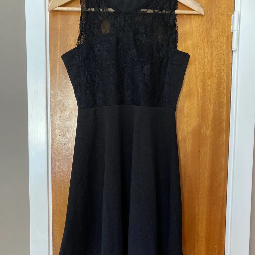 Ny oanvänd svart klänning med snygg spets och dragkedja i ryggen 🖤 Skriv om du undrar något 🌸. Klänningar.