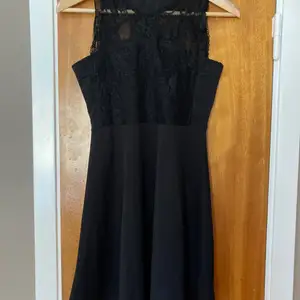 Ny oanvänd svart klänning med snygg spets och dragkedja i ryggen 🖤 Skriv om du undrar något 🌸