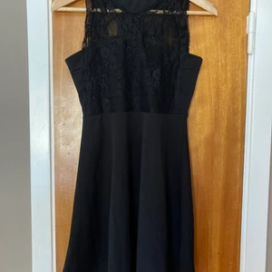 NY Svart klänning spets XS - Ny oanvänd svart klänning med snygg spets och dragkedja i ryggen 🖤 Skriv om du undrar något 🌸
