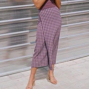 Lila paloma wool kjol! - Säljer Omlottkjol från Paloma Wool! Fantastiskt fin, har även en matchande topp med knytning bak i samma mönster, funkar som set. Säljes separat vid intresse. Storlek 38, men pga knyt passar den större och mindre!