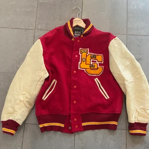 Varsityjacka - Cool vintage varsityjacka från USA i fint skick som jag köpt här på plick. Armarna är i skinn ock resten i ylle. Passar många storlekar beroende på hur oversized man vill ha den så skulle säga att det passar storlek XS-L. 