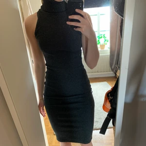 Helt ny svartgrå zara klänning  - Figurnära helt ny zara klänning med krage. Endast testad och prislapp finns kvar. Nypris:299kr
