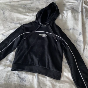 Huvudtröjor  - Bild 1 :storlek xs ,aldrig använd . Bild 2:storlek s ,använd nån gång ,fint skick .     100 kr styck eller båda för 150 kr,köparen står själv för frakt ,kan mötas upp i Norrköping:)