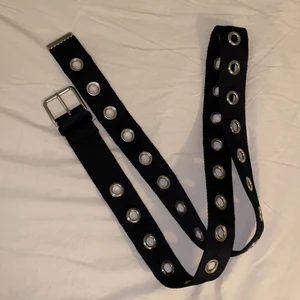 Skärp med håldetaljer - Svart skärp från Weekday med håldetaljer. Helt oanvänt! (Pris kan diskuteras) Skicka meddelande vid intresse/frågor💖