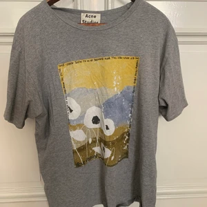 Acne t shirt - Strl m/l oversized modell. Knappt använd i mkt bra skick 