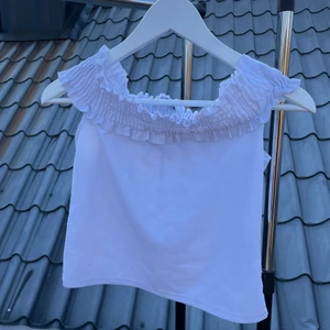 Vit offshoulder topp - Offshoulder från Zara i storlek M. Lite nopprig efter alla tvättningar men fortfarande i bra skick! Möts upp i Ljungby eller fraktar för 51 kr (endast spårbart)