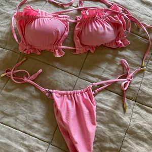 Rosa bikini  - Storlek S. Aldrig använd. Köpte i Kroatien för tre år sen och har bara legat i garderoben. Hittade bild på Google (sista bilden) 
