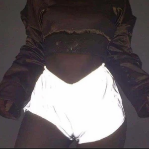 Reflective shorts NYA - Helt nya refective shorts från Technoslut i stl. S. Dem är gråa men under ljus så lyser dem som på bilen. Frakt 44kr eller hämtas upp i Malmö. Kan skicka fler bilder! 