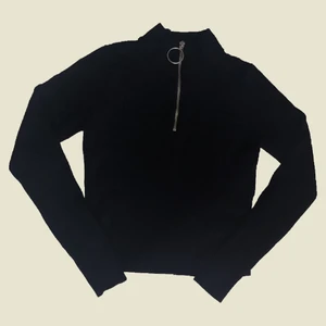 Polo med o-ring  - 🌟 Nedsatt pris, doneras snart!🌟 Ribbad polotröja med dragkedja och o-ring detalj. 🪞4/5 skick. 