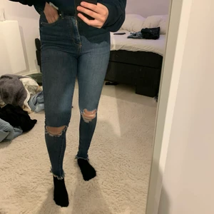 Mörka jeans från Gina - Ett par mörkare jeans från Gina i storlek 34, skriv privat för frågor. Frakt tillkommer💓 (Pris kan diskuteras vid snabb affär)