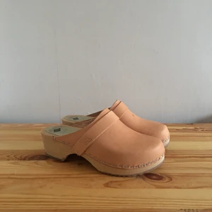 Träskor lowkey x moheda toffeln - Träskor inköpta på Grandpa 🧡 storlek 37. Använda 1 gång och råkade spilla olja på de då tyvärr. Se bilder på fläckar! Skickar med skicka lätt på PostNord. Nypris 700kr