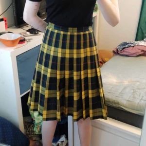 gul o svart kjol - begagnad kjol 