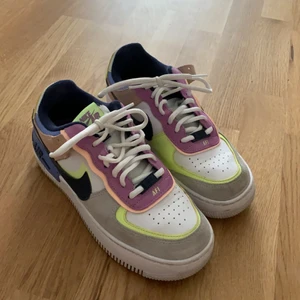 Nike Air Force 1 - Nike air force 1 skor. Litet och sparsamt använda. Köpta för nån månad sedan men säljs nu pga ingen användning längre. Köpta på zalando.