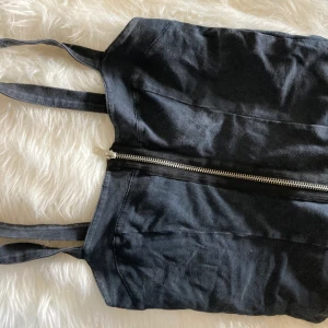 Linne med dragkedja - Snyggt linne perfekt till sommaren. Från bikbok. Knappt använd så nyskick i princip. 